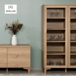 Hiipakka Niklas korkea vitriini, laatikoilla
