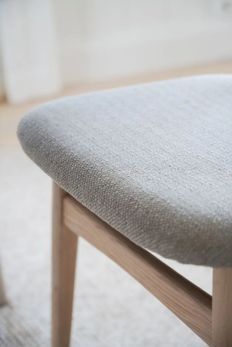 Rowico Rodham tuoli, valkopesty tammi/harmaa beige